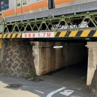余裕ありすぎ、制限高さ1.7mの低いガード…総武線・千駄ケ谷～代々木