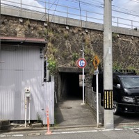 車幅制限はないのかッ？ 制限高さ1.9mの低いガード…京浜急行・井土ヶ谷