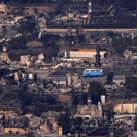 カリフォルニア山火事で生き残った「奇跡のバス」、VWが希望の象徴として復元へ