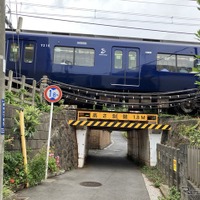 謎の八王子街道、制限1.8mの低いガード…横浜市保土ヶ谷区、相鉄線・上星川～西谷