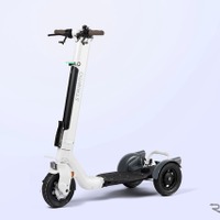 立ち乗り三輪電動モビリティ「ストリーモ」のバランス性能がアップ、バックミラー付きで30万2500円
