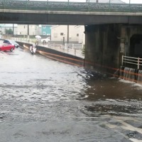 豪雨時のアンダーパス通行は危険…水圧・電装故障・車両浮上で脱出困難に