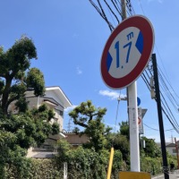狭い道！ 制限1.7m、昔からあったのが「42条2項道路」…東京都小金井市