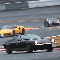 マーク8、マーク11、コーティナMk1 !!…77周年を記念し、新旧ロータスがサーキットでお祝い