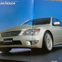 「見る、触る、操る」楽しさを追求した、トヨタ『アルテッツァ』という“高貴な”FRセダン【懐かしのカーカタログ】