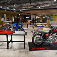 「SR400」の塗装をテーブルに…バイク部品で「家具」制作、ヤマハのモノづくり精神で「共創」活性化へ