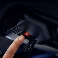 衛星通信で車内通話が可能に、携帯電話が圏外でも緊急連絡や通話を実現…ハーマンとヴァイアサットが開発