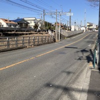 おそらく水路跡、制限高さ1.8mの低いガード…京王線・平山城址公園～長沼間