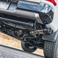 三菱『トライトン』のテールをカーボンで締める！ HKS「リーガマックス・トレイルマスター」登場