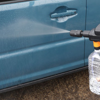 ペットボトルで給水できるコードレス高圧洗浄機、サンコーが発売　9980円