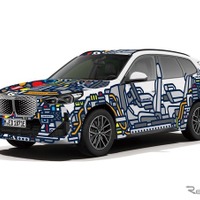 BMW『iX1』をラッピング展示、麻布台ヒルズで「歓び」テーマに