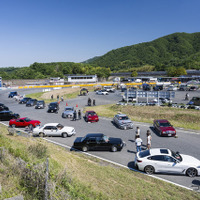 「このホイールかっこいいですね」…スポーツカー、セダン、ミニバン、クロカン4WDも集結！　ネオクラシックから新型車までクルマ好きの集い『PickUpCars2026』