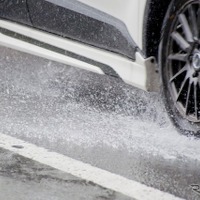 濡れた路面で「ヒヤッ」とする前に…梅雨時期はタイヤの残溝と空気圧をチェックして安全運転を