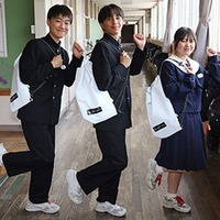 飛騨地域の中学生約2700名に、エアバッグ端材のショルダーバッグを寄贈…豊田合成のエシカルブランド「Re-S」