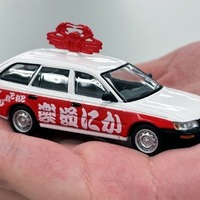まさか！？　かにのオブジェが屋根上に…かに道楽営業車『カローラ バン』が大人のトミカに…世界に1台の実車を1/64で再現