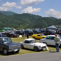 “広げよう旧車の輪！”を合い言葉に、道の駅富士川に250台のクラシックカーが大集結！