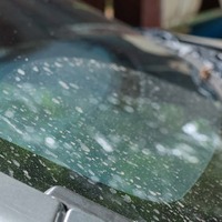 洗車を少しサボったら「白いウロコ汚れ」「黒い筋」などが残る…車の水アカを落とす正しい方法とは？　デメリットと注意点を知る
