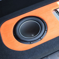 後方のサブウーファーの音を「フロントスピーカー」の音と一体化！［低音を制する者はカーオーディオを制す］