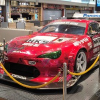 【夏休み】HKS、筑波アタックマシン「TRB-03」が、NEOPASA駿河湾沼津に登場！…9月末まで