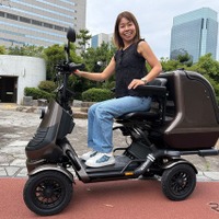 特定小型4輪「ELEGRAN」、新グレード「プレミアム」追加…跳ね上げ式ひじ掛け標準装備