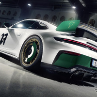 ポルシェ 911 GT3、ニュルブルクリンク100周年記念車が登場…車体のグリーンが映える