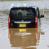 千葉豪雨で水没車両多発、水深60センチで車外“脱出困難”の危険［新聞ウォッチ］