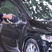 炎天下の「洗車」はNG？　水ジミ・シャンプー跡を防ぐ夏の洗車方法を知る