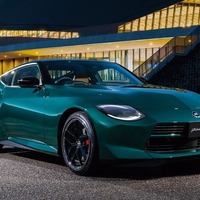 日産『フェアレディZ』改良新型、フロントにZエンブレム復活・新色「雲龍グリーン」採用…573万7600円から