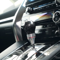 コクピットをスパルタンに演出…HKS『ハイエース』『アルファード』など5車種に対応、トヨタAT車向け「カーボンシフトノブ」発売