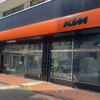 「KTM大阪中央」がグランドオープン、東大阪に新正規ディーラー誕生
