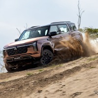 三菱『パジェロ』新型、鳥取砂丘の月面実証フィールド「ルナテラス」で走行試験