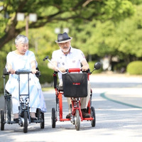 【超高齢化社会】お年寄りとの車移動に便利な“電動折りたたみタウンカート”
