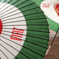 イタリア国旗カラーの和傘など、フィアットと日本の伝統工芸品がコラボ