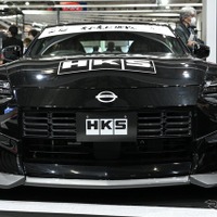 HKSは新型Z用パーツを続々開発中！新開発のカーボンエンジンカバー＆ダクトに注目…東京オートサロン2023 画像
