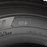 「E＋」とは？ 横浜ゴムがトラック・バス用タイヤに電動車対応タイヤマーク 画像