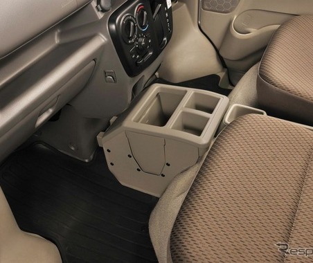 『エブリイ』系列の明るい車内に調和、カーメイトのコンソールボックスに新色登場 画像
