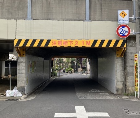 トヨタ ヴェルファイア は徐行せよ! 桁下2.0mの低いガード…東武線・東向島~鐘ヶ淵 画像