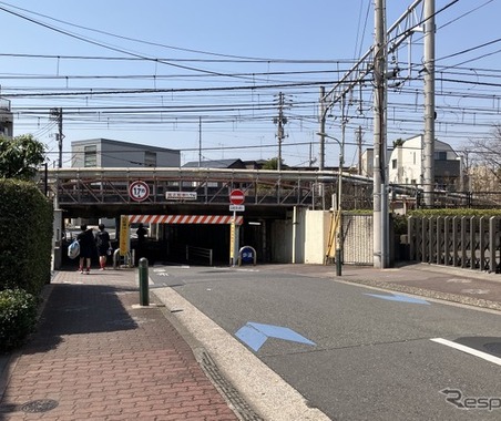トヨタ シエンタ は無理かも、制限高さ1.7mの低いガード…京浜東北線・大森~蒲田 画像