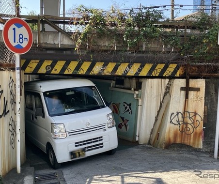 すみっこなら制限超えても通れる? 桁下1.8mの低いガード…横須賀線・品川~西大井 画像