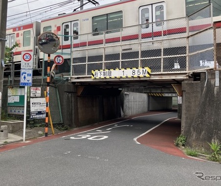 制限高さ1.85mの低いガード、元は道路ではなかった?…南千住~北千住 画像