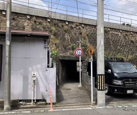 車幅制限はないのかッ? 制限高さ1.9mの低いガード…京浜急行・井土ヶ谷 画像