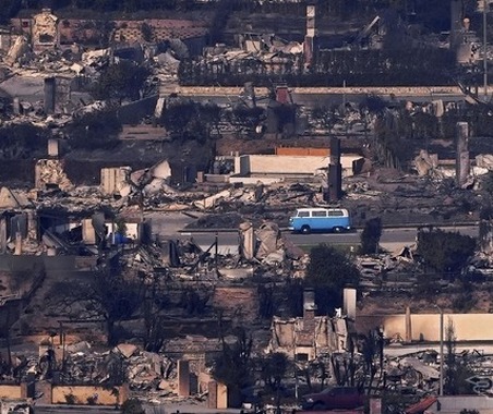 カリフォルニア山火事で生き残った「奇跡のバス」、VWが希望の象徴として復元へ 画像