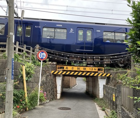 謎の八王子街道、制限1.8mの低いガード…横浜市保土ヶ谷区、相鉄線・上星川～西谷 画像