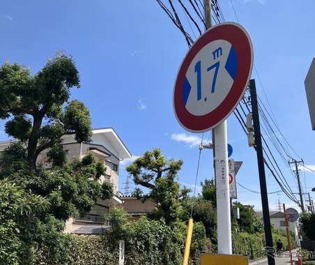 狭い道！ 制限1.7m、昔からあったのが「42条2項道路」…東京都小金井市 画像