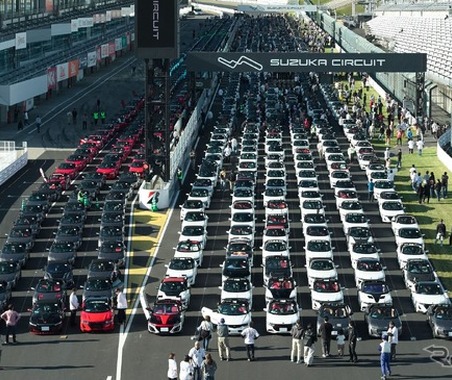 『S660』832台が鈴鹿サーキットをパレード、ギネス世界記録を更新…「最大のホンダ車パレード」と認定 画像