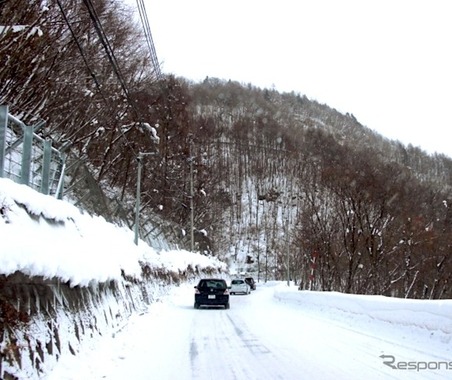 雪道でノーマルタイヤは制動距離が大幅増！…JAFが年末年始の対策を呼びかけ 画像