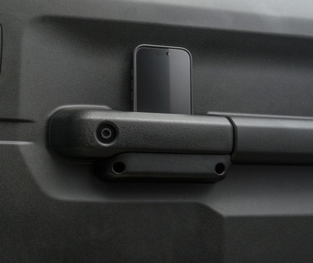 “ちょいカスタム”で便利に収納、『ジムニー/シエラ/ノマド』専用「ドアグリップポケット」がユーザーの声で改良 画像