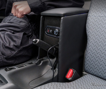 軽トラにも肘置きと収納を、スズキ『キャリイ』系列専用LEDコンソールボックスが登場 画像