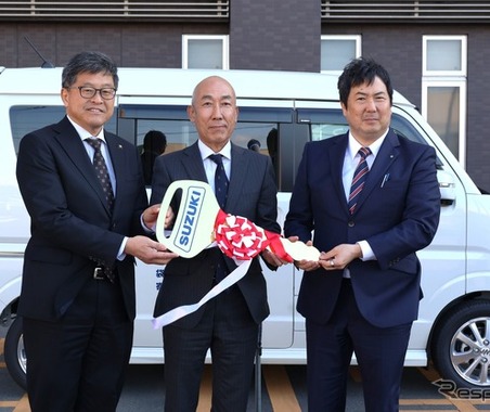 スズキ、『エブリイワゴン』を袋井警察署管内防犯協会へ寄贈…防犯パトロールに活用 画像