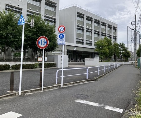 狭い道！ 制限1.3m、通れる車がなくなった都市計画？…東京都世田谷区 画像